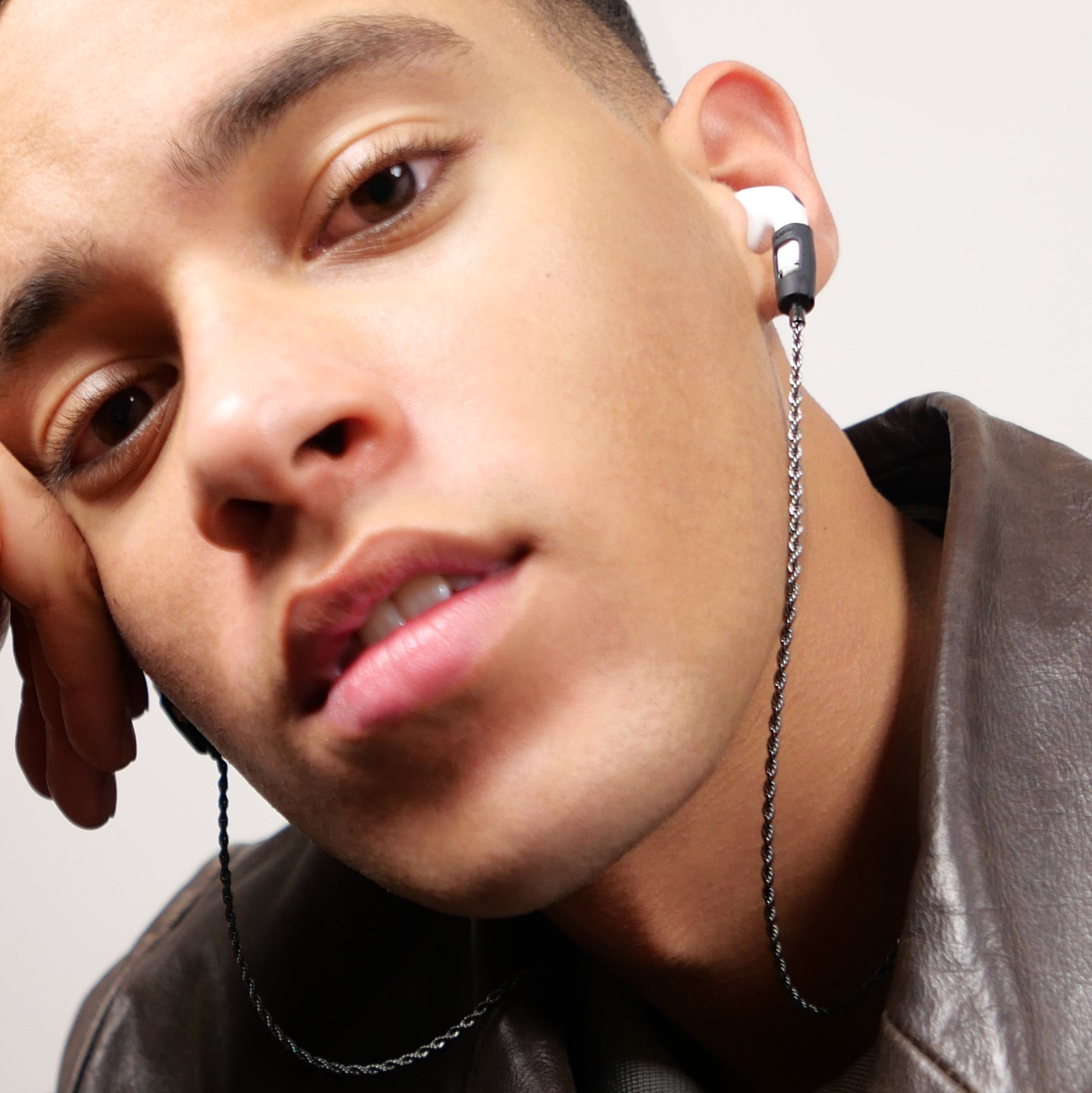 Tapper's real hematite black plated original tech jewelry rope chain protects your AirPods. The luxurious, elevated and accessible necklace plated in precious metals steps up your AirPod jewellery game. Worried about losing your AirPods? Magnetic lock for convenient and hassle-free safekeeping around the neck. A must-have AirPods accessory crafted for ultimate luxury. Compatible with all generations of Apple AirPods and AirPods Pro. Designed in Sweden by Tapper. Free Express Shipping at gettapper.com