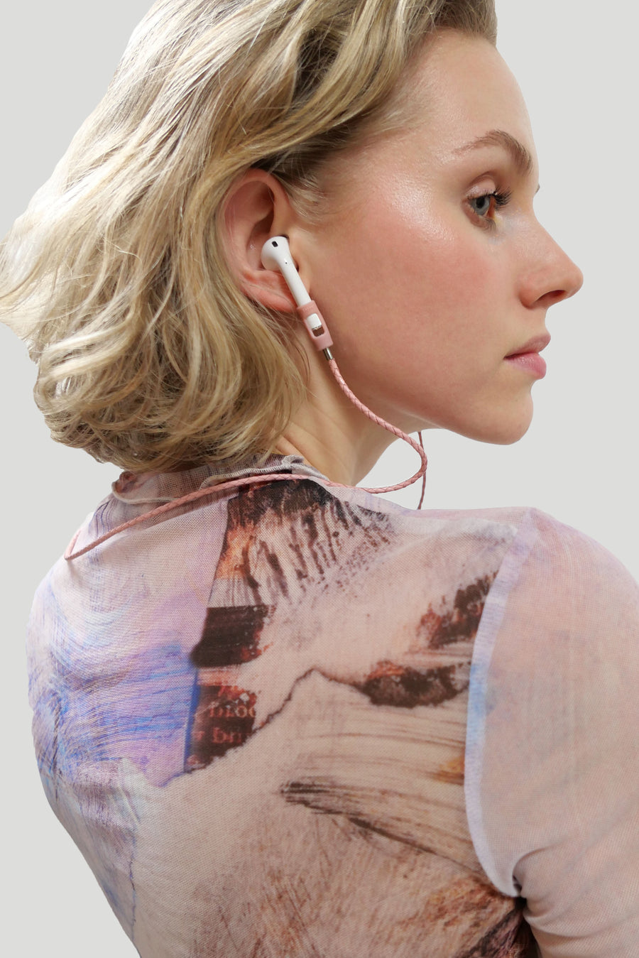 Tapper's original genuine lamb leather straps protects your Apple AirPods and AirPods Pro. The accessible AirPods necklace in real leather steps up your AirPods and AirPods Pro jewellery game. Worried about losing your AirPods? Built-in magnetic lock for convenient and hassle-free safekeeping around your neck. The next must-have AirPods accessory crafted for ultimate luxury. Compatible with all generations of AirPods and AirPods Pro. Designed in Sweden by Tapper. Free Express Shipping at gettapper.com
